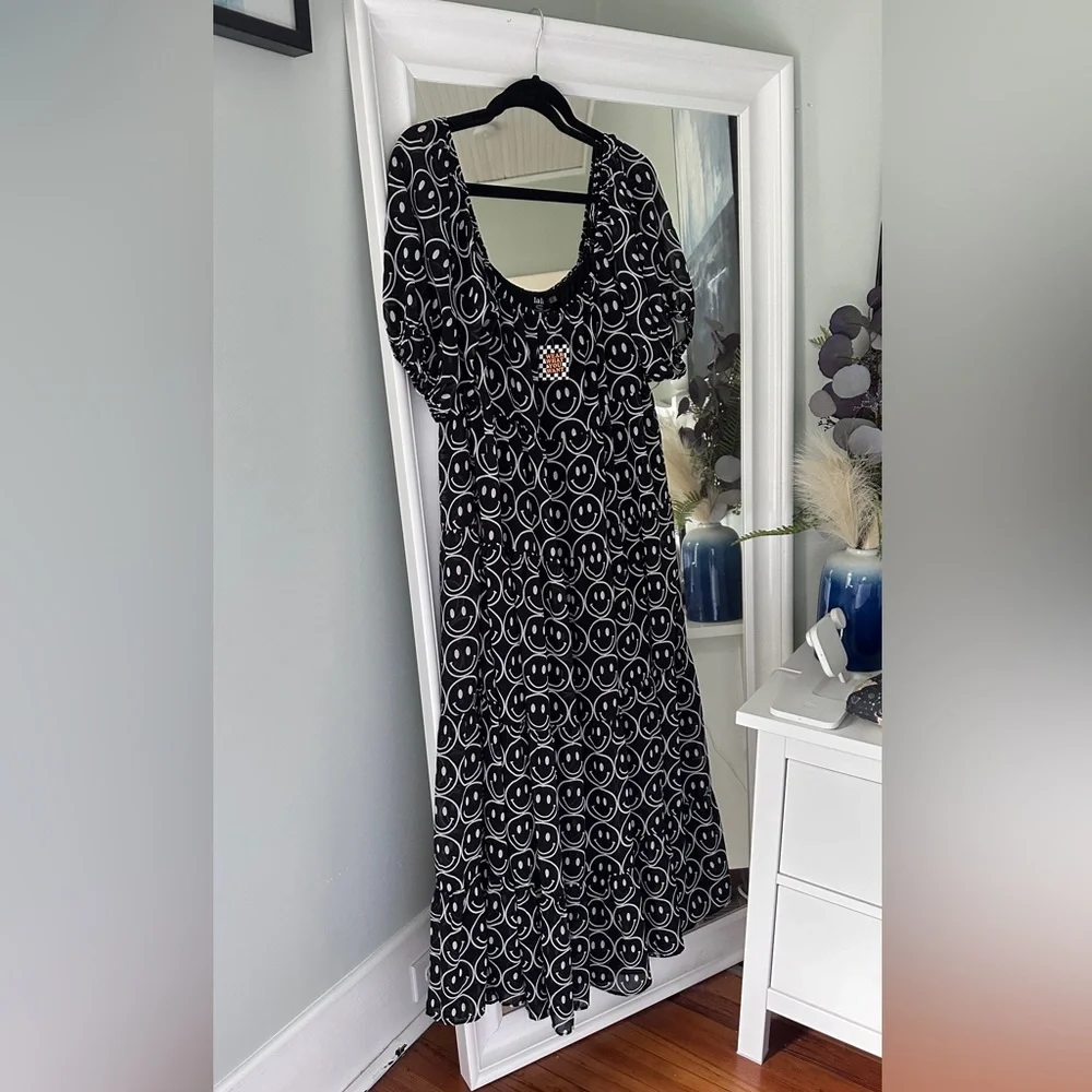 Chic Black and White Smiley Dress - Picture 5 of 8